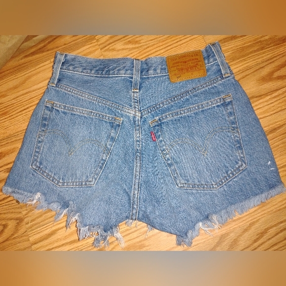 Women's Levis Premium Original Fit, High-rise 501 Cutoff Jean Shorts 24" waist - Picture 5 of 7